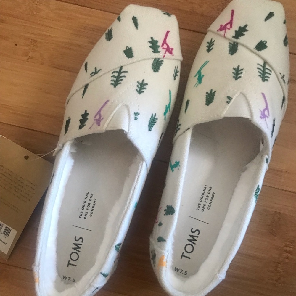Super cute Tom’s!